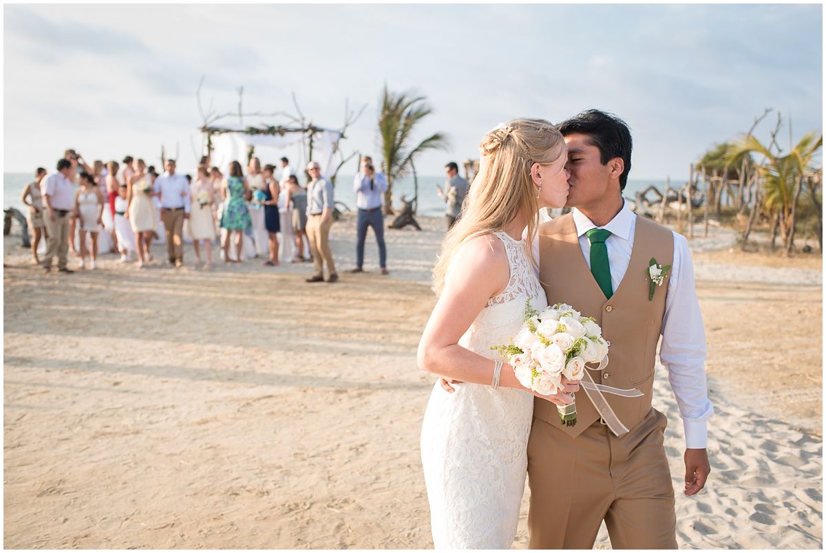 small-destination-beach-wedding_032